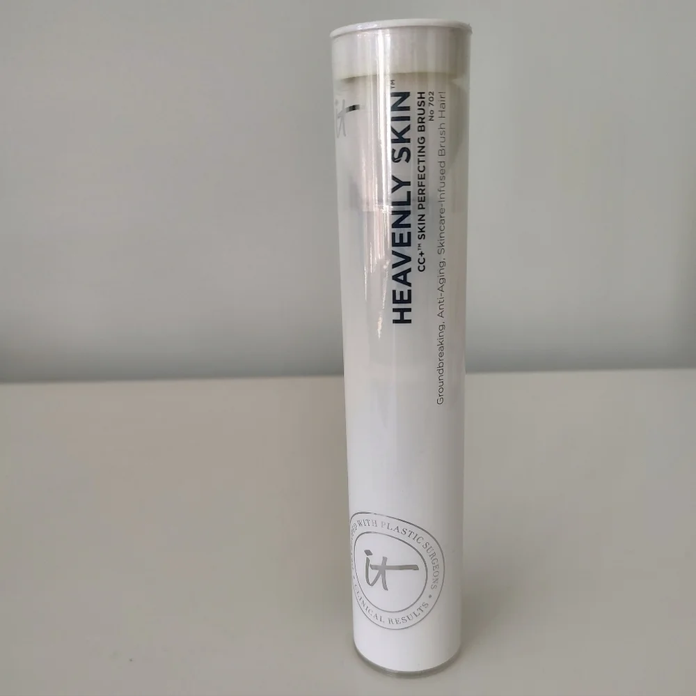 It Cosmetics Heavenly Skin Perfecting Brush No. 702 NWT